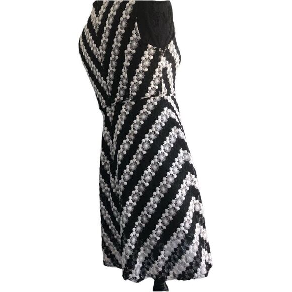 ADRIANNA PAPELL Black and White Knee Length Dress Size 6P Previously Owned - Picture 3 of 4